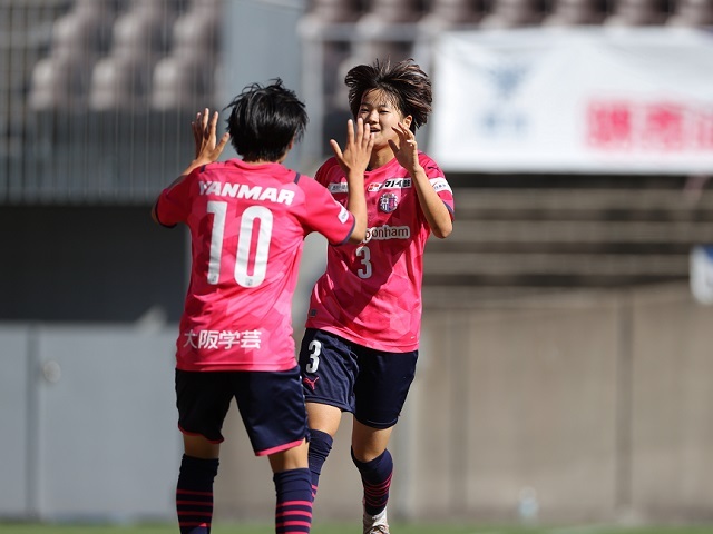 なでしこリーグ1部 第20節 伊賀ＦＣ戦｜小山史乃観と喜び合う