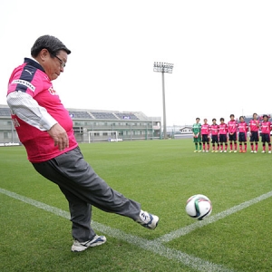 レディース開幕特集｜堺市　竹山修身市長のキックイン