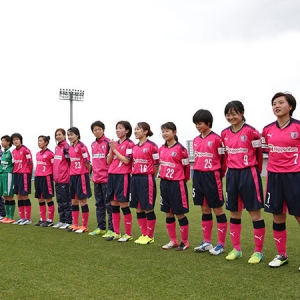 なでしこ2部 第1節 ニッパツ横浜FCシーガルズ戦｜サポーターの皆さんに勝利のあいさつ