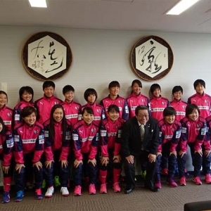 2017プレナスなでしこリーグ1部・2部入替戦｜第1節：堺市・竹山修身市長と記念撮影