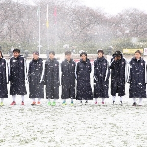 なでしこリーグ 第1節 日テレ戦｜降りしきる雪の中、試合開始