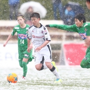 なでしこリーグ 第1節 日テレ戦｜ドリブル突破を試みる矢形海優