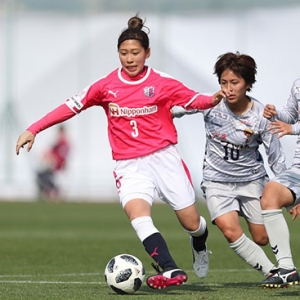 なでしこリーグ 第2節 Ｉ神戸戦｜競り合う脇阪麗奈選手