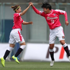 なでしこリーグ 第5節 新潟Ｌ戦｜喜びあう脇阪麗奈選手と筒井梨香選手