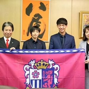 ホームタウンレポート｜八尾市出身の西本雅崇＆田中智子選手が、田中誠太市長を表敬訪問