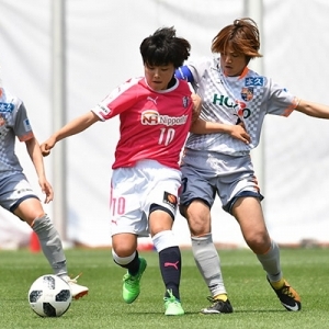 なでしこリーグカップ 第5節 ＡＣ長野戦｜競り合う林穂之香選手