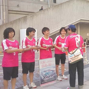 J1 第19節 神戸戦｜桜スタジアム建設募金活動にレディース選手たちが参加しました!