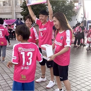 J1 第19節 神戸戦｜桜スタジアム建設募金活動にレディース選手たちが参加しました!