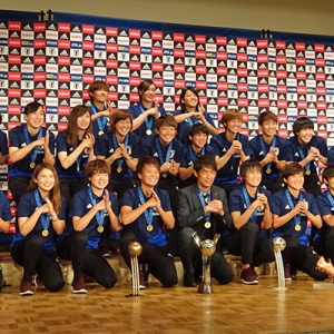 U-20日本女子代表　帰国会見｜優勝に導いた池田太監督と選手たち