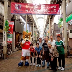 ホームタウンレポート｜天下茶屋駅前商店街に、セレッソ大阪応援バナーが設置されました