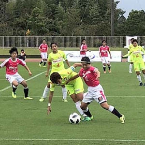なでしこリーグ 第15節 ジェフＬ戦｜競り合う百濃実結香選手