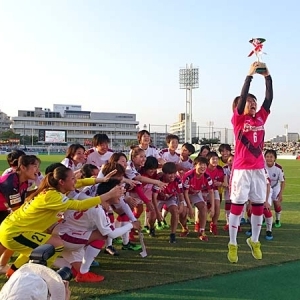 なでしこリーグカップ 決勝 ちふれ戦｜井上陽菜選手がカップアップ！